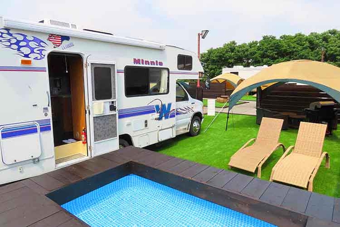 キャンピングカーとプール