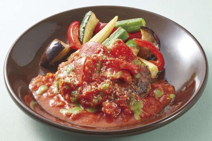 和牛の旨み!豪州産プレミアムビーフ100%ハンバーグ<夏野菜とトマトバジルソース>