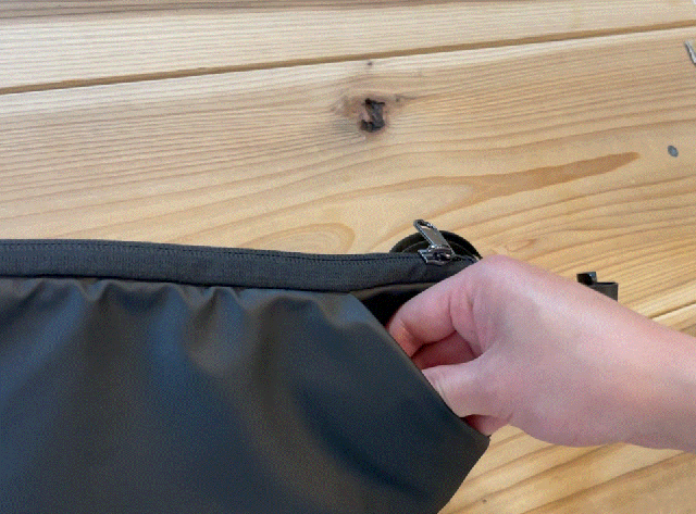 iphone Pro Maxシリーズ（縦 約160mm 横 約77mm） も収納可能です。 お好みに合わせてそれぞれの収納エリアに入れてください。