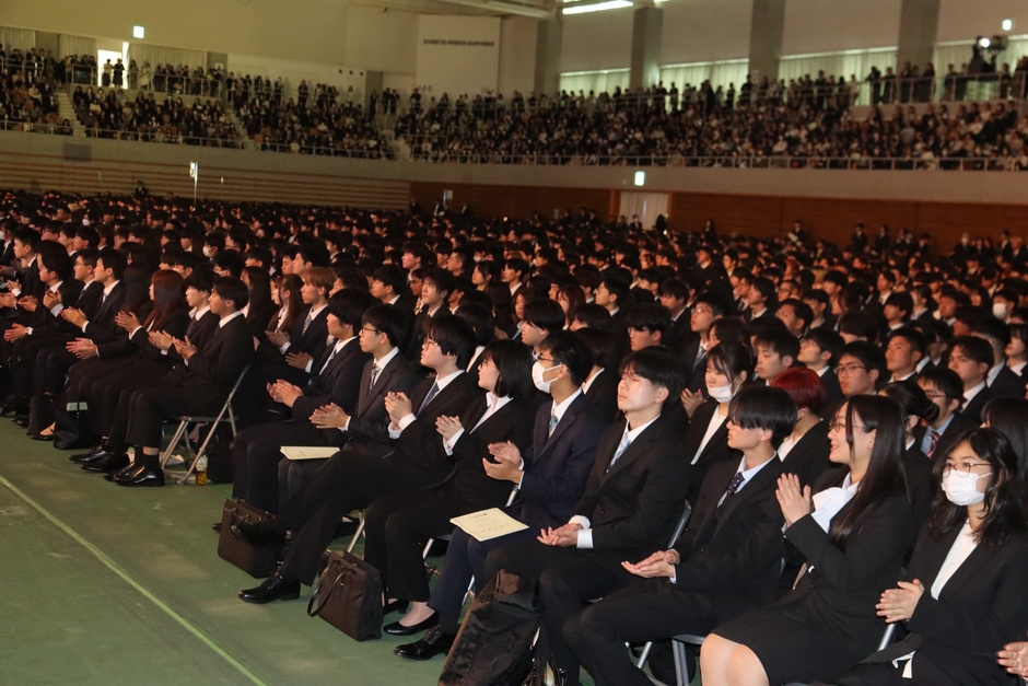ライブに聴き入る新入生たち