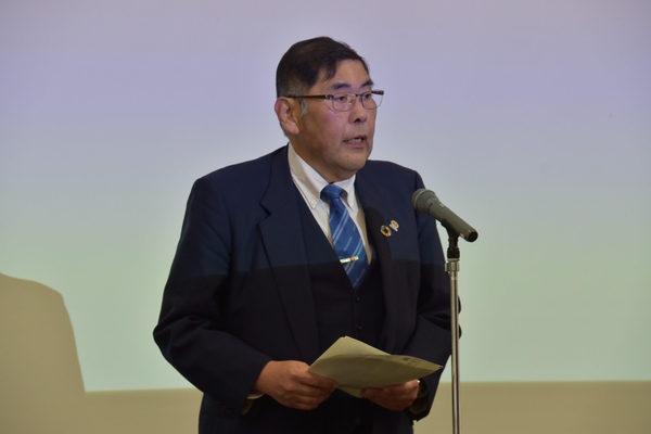 あいさつする小原学長