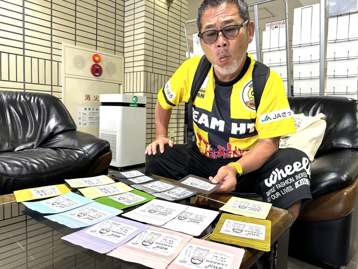 パッケージを選ぶ藤村ディレクター