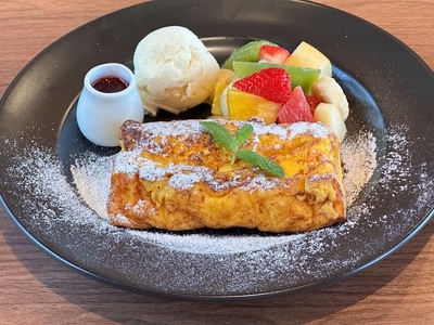 焼きたてフレンチトースト季節のフルーツ添え