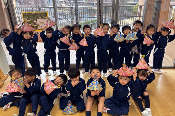 近大附属幼稚園で「ひなまつり集会」を開催 子どもたちの健やかな成長を願う日本の伝統行事に親しむ