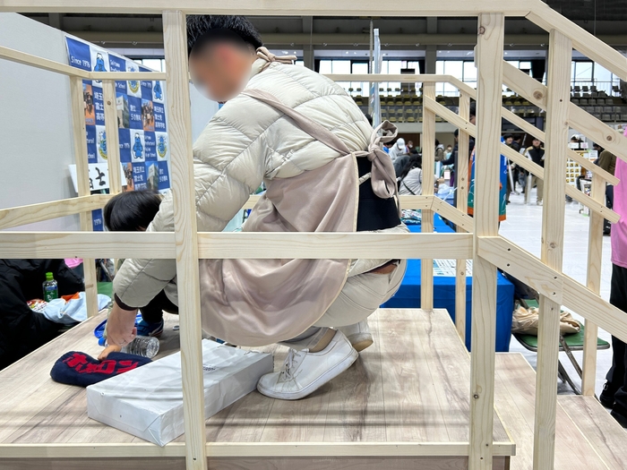 階段の昇降、もの拾いに挑戦する参加者