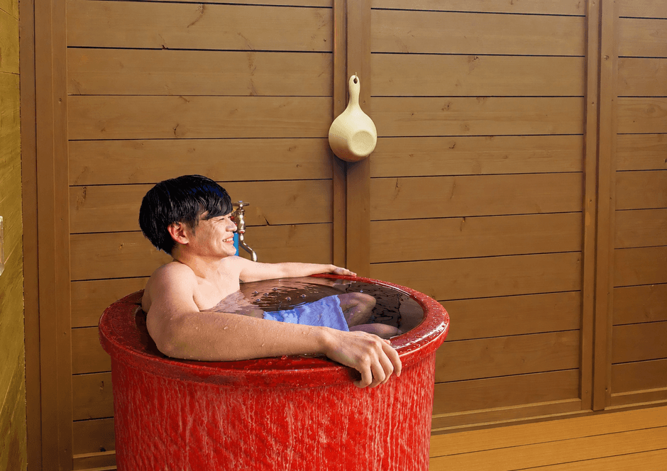 水風呂と男性※イメージ