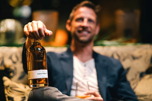 グラスの向こうにある物語を味わう。F1世界王者が情熱を注ぐ「COACHBUILT WHISKY」と大人の嗜み