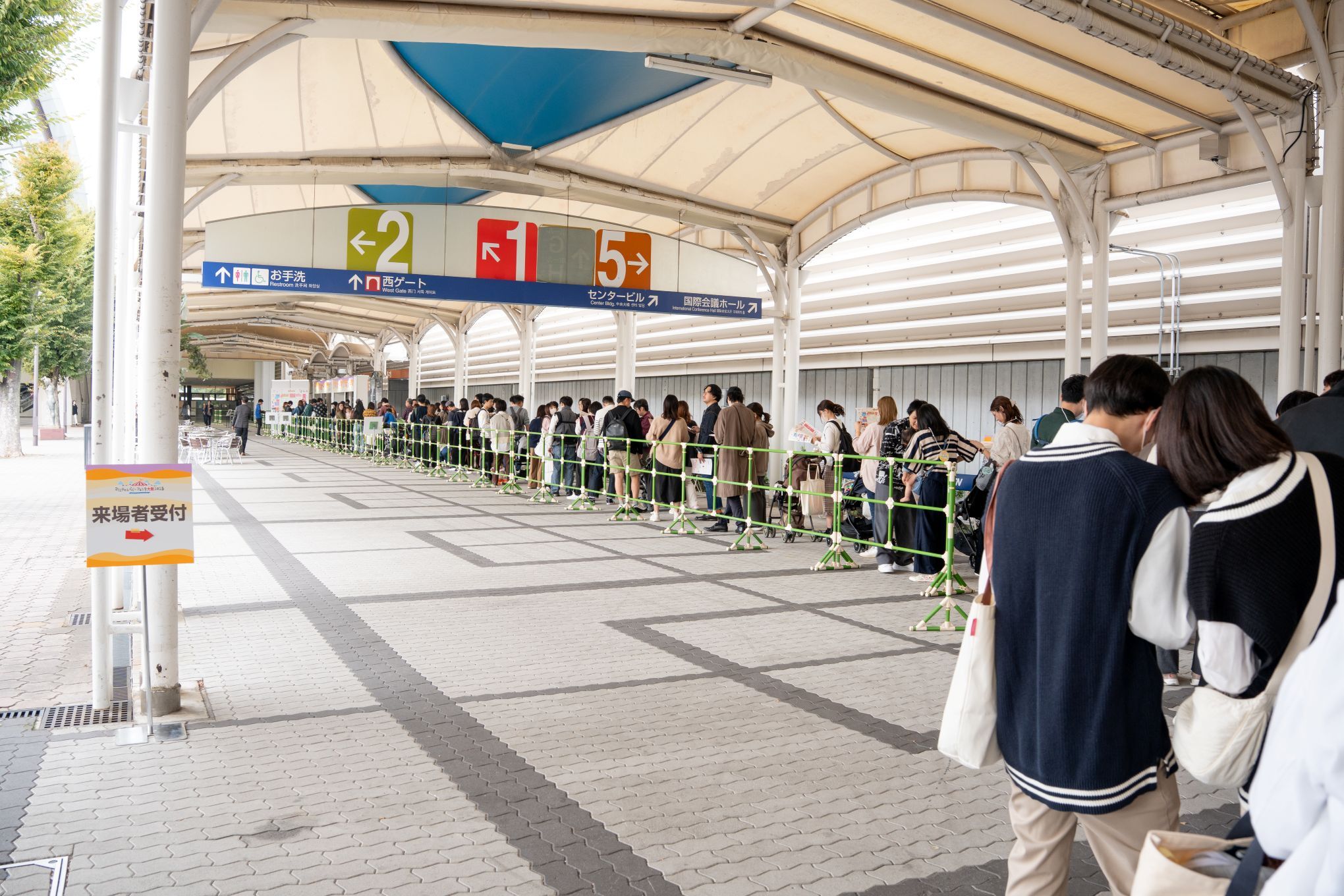 入場待機列写真