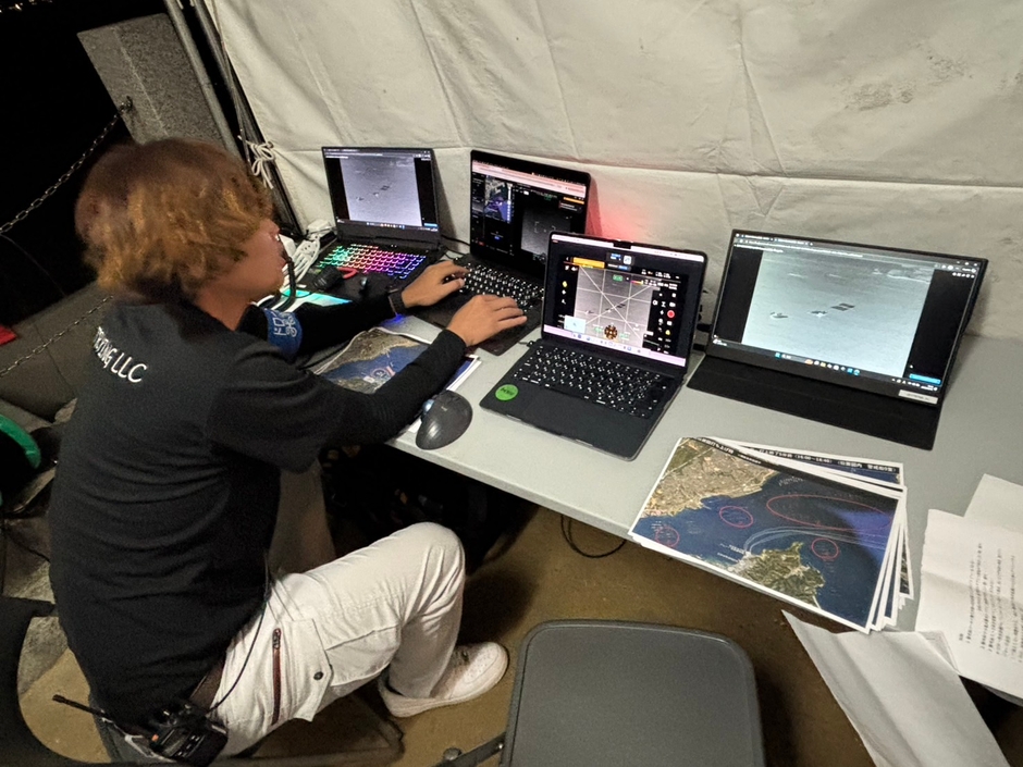 （画像１）宮島での夜間オペレーション風景　リアルタイムでの航行監視を実施