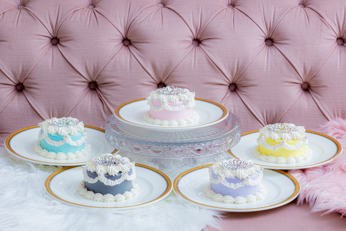 オプションケーキ（1,500円）：選べる5色の推しカラークラウンケーキイメージ