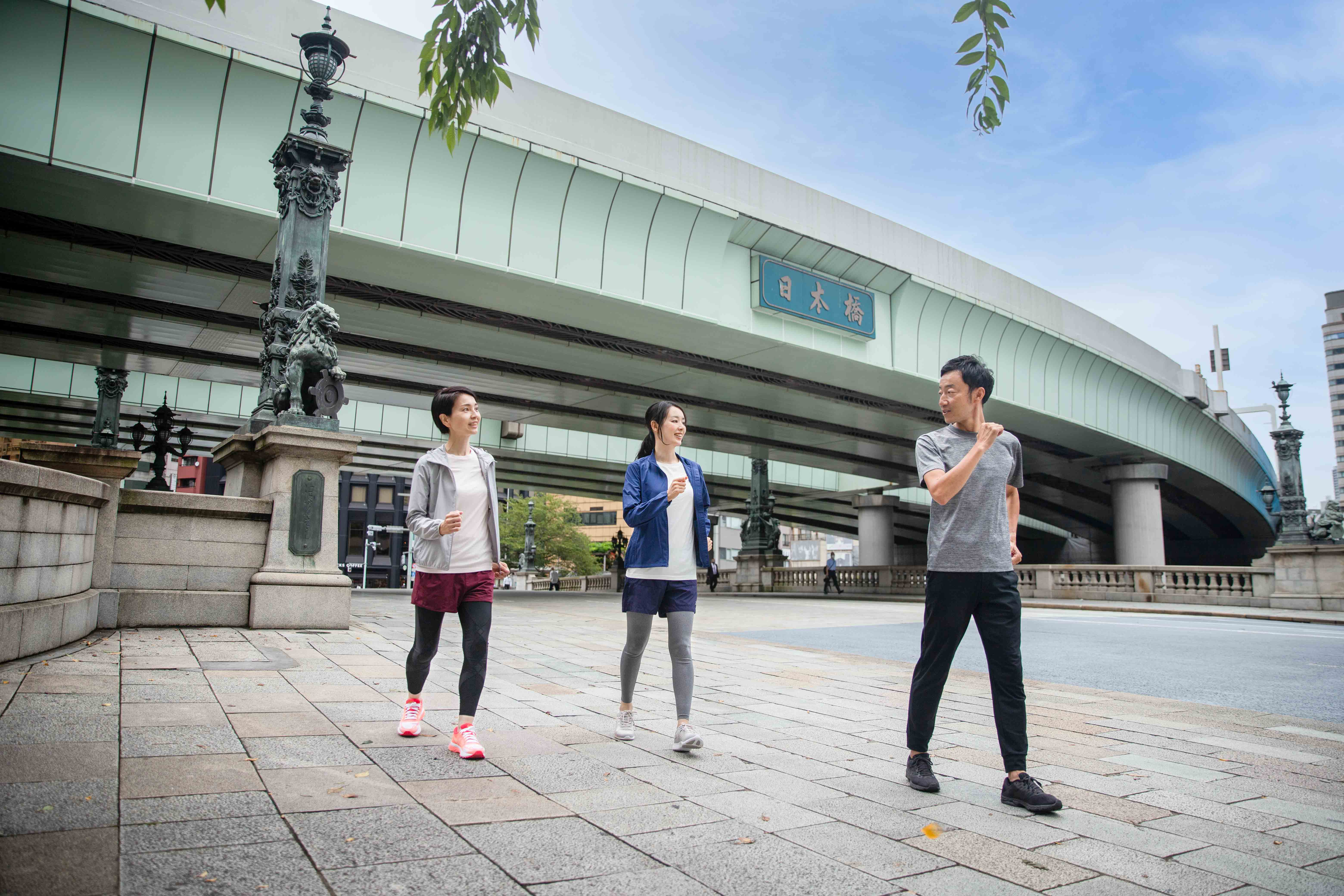 【星のや東京】プロのウォーキングコーチから歩き方をレクチャー!「お江戸ウォーキング滞在」を開催|期間:2022年3月1日~5月31日