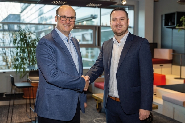 IPG AutomotiveのPresident ＆CEO、Steffen Schmidt (左)と b-plus automotive GmbHのCEO、Marius Reuther氏(右)、 ADAS/AD検証のシームレスな統合に関する戦略的パートナーシップについて覚書に署名