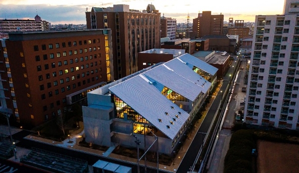 E館（情報学部棟）外観