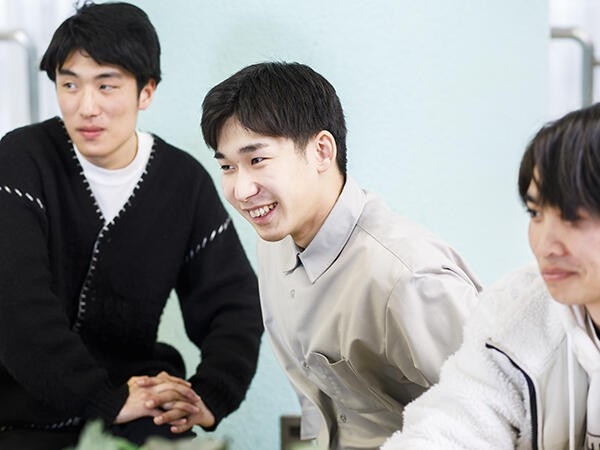 ラジオ番組作りに調整したいと語る花井部長(中央)