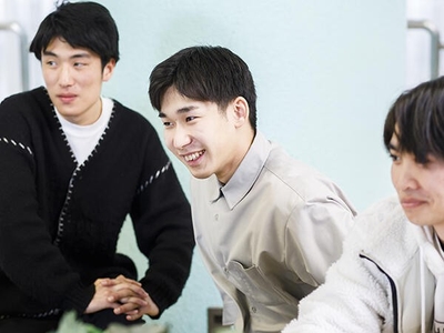 ラジオ番組作りに調整したいと語る花井部長(中央)