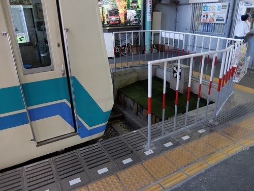 ホーム転落防止対策実施後の出町柳駅2