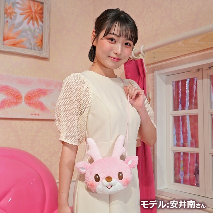 イワシカちゃんぬいぐるみポシェットを斜め掛けした安井南さん