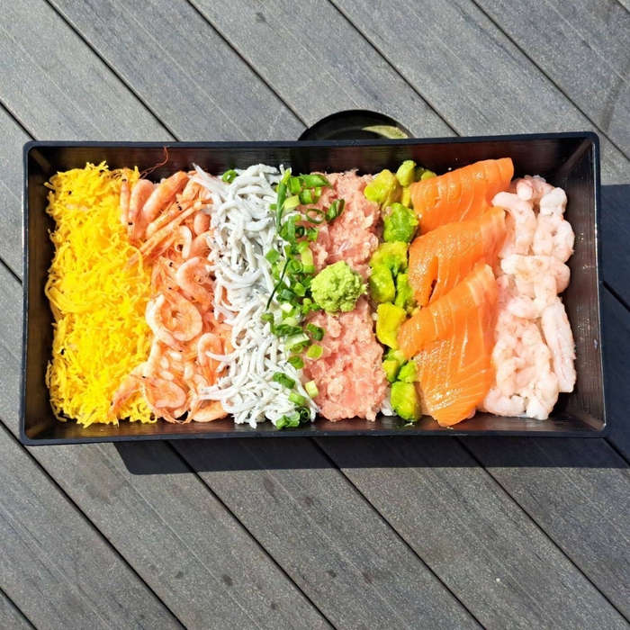 「彩り8種丼セット」~金目鯛のお味噌汁付~