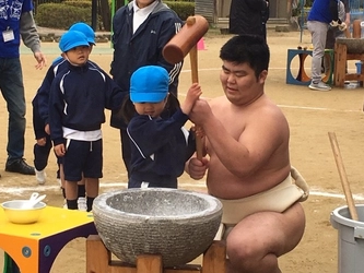 幼稚園児と大学相撲部員の交流イベント「もちつき大会」を開催　日本の伝統行事や正月の文化について理解を深める