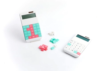 電卓のキーをパズルやブロックのように楽しくカスタマイズ！ 「きせかえ電卓」に専用webショップ登場　 オープン記念で期間限定 全商品50％オフ