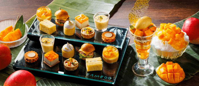 左より「近大マンゴーのアフタヌーンティー」、「近大マンゴーのごろっとパルフェ」、「近大マンゴーのふわふわかき氷」