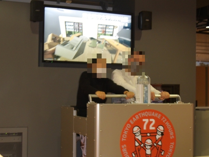 起震機体験①（過去開催の様子）