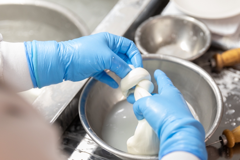 ノディーニ(結び目)成形の様子