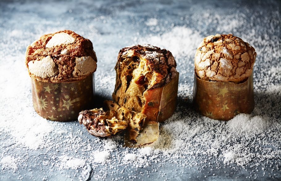 左:パネトーネ クラシコ、中央:チョコレートとチェリーのパネトーネ、右:栗とカシスのパネトーネ