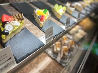 SNSで大人気！絶品タルト＆ケーキ専門店 『9 1/5(きゅうとごぶんのいち)』が、 7月10日より季節のフルーツを使った手作りスイーツを 数量限定で発売中！