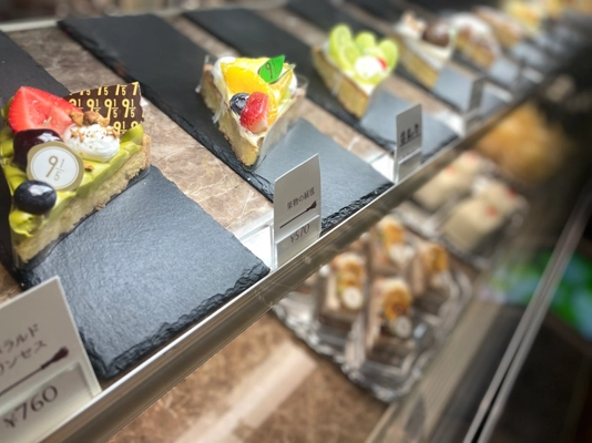 SNSで大人気！絶品タルト＆ケーキ専門店 『9 1/5(きゅうとごぶんのいち)』が、 7月10日より季節のフルーツを使った手作りスイーツを 数量限定で発売中！