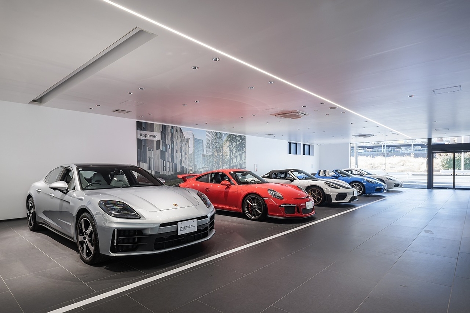 認定中古車展示場内_02