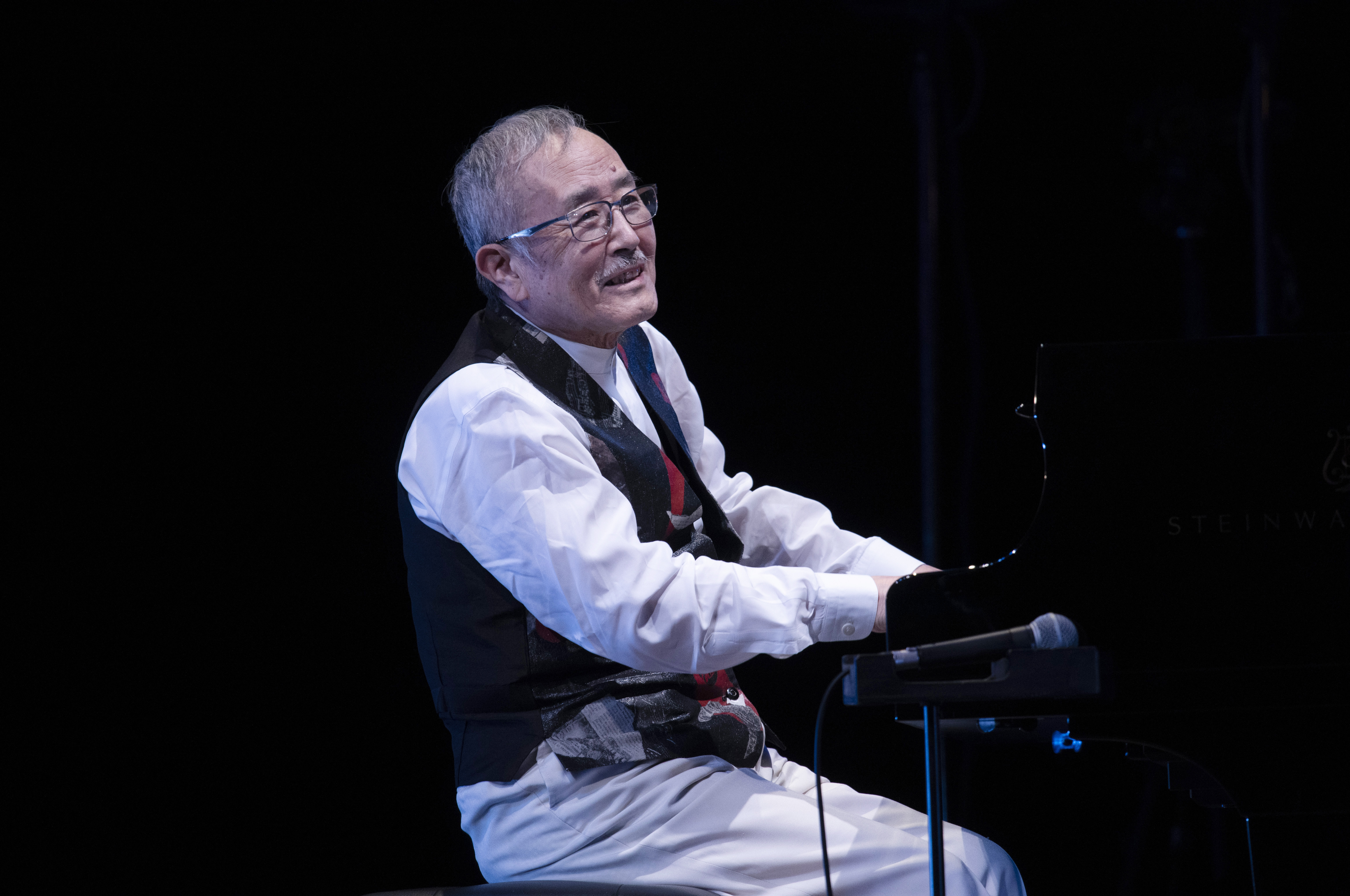 「山下洋輔トリオ」 半世紀に及ぶ軌跡をたどる、一夜限りのスペシャルコンサート 「山下洋輔トリオ結成50周年記念コンサート 爆裂半世紀！」ライブレポート！