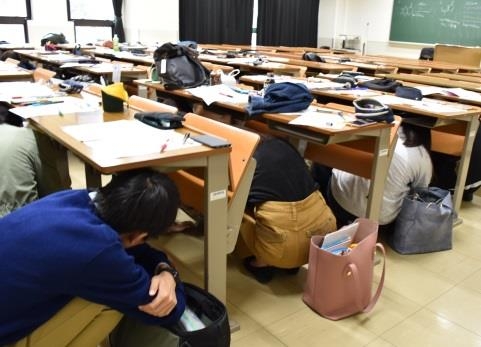 今年11月に生物理工学部で実施したシェイクアウト訓練の様子