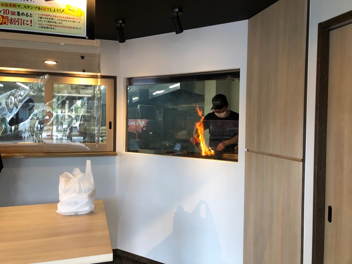 店内炭火焼き実演調理