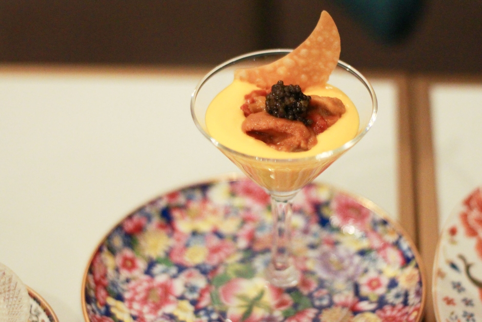 「北海道産雲丹をのせた人参のピューレ キャビア添え」のイメージ