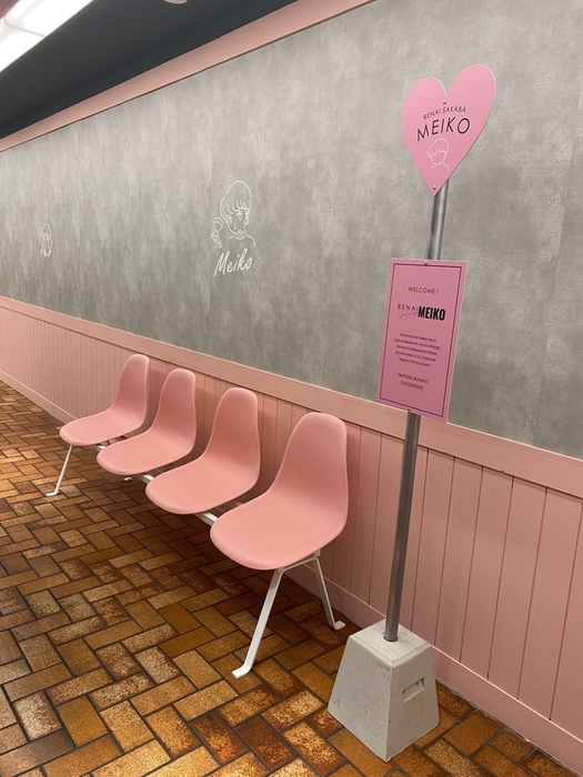 インスタ映えばっちりのピンクのバス停