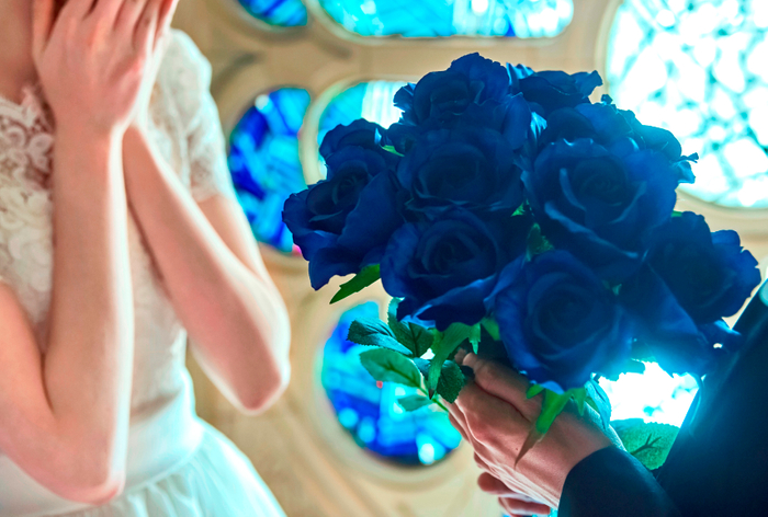 ブルーローズを使用したダーズンローズプロポーズイメージ。青いバラには“奇跡”の花言葉と、結婚生活に欠かすことのできない12個の意味（感謝・誠実・幸福・信頼・希望・愛情・情熱・真実・尊敬・栄光・努力・永遠）が込められている