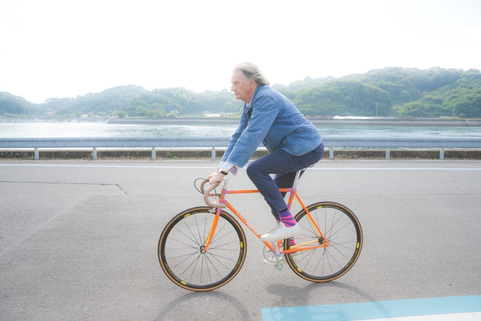 しまなみ海道サイクリングロードを走るPaul Smith氏