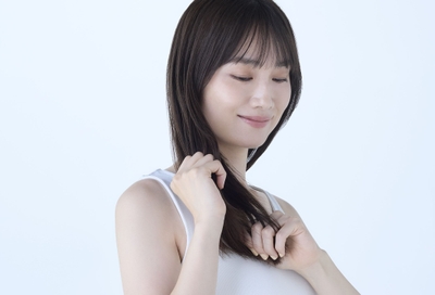 【2】乾いた髪､または洗髪後のタオルドライした半乾きの髪にオイルを中間から毛先にかけて馴染ませます。
