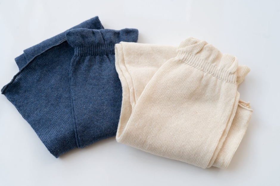 『ふゆのさらふわ レッグウォーマー』左：デニム、右：きなり