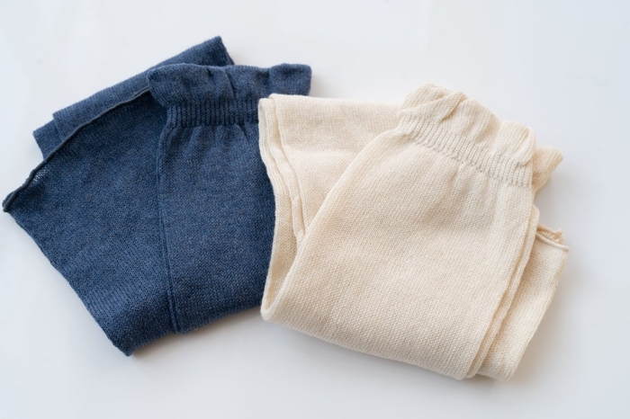 『ふゆのさらふわ レッグウォーマー』左:デニム、右:きなり