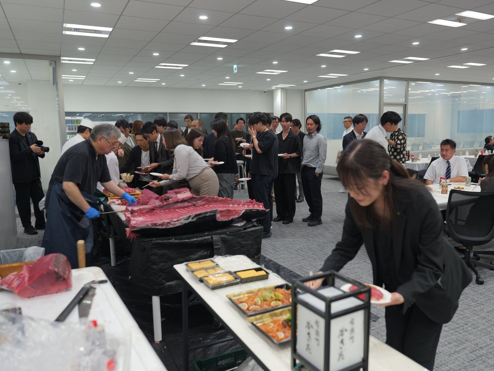 【120kgの本マグロ解体ショーで、新本社の門出を祝う】
陽吉グループ、東京本社拡大移転パーティーを開催
