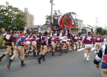 「飯塚山笠」に女子学生も初参加　清掃ボランティアとして市民祭の担い手に