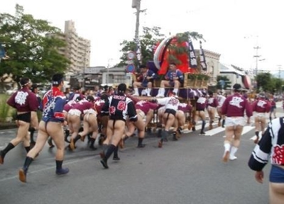 男子学生は、“かつぎ手”ボランティアとして毎年参加