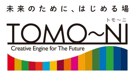 「TOMO〜NI(トモ〜ニ)」ロゴ