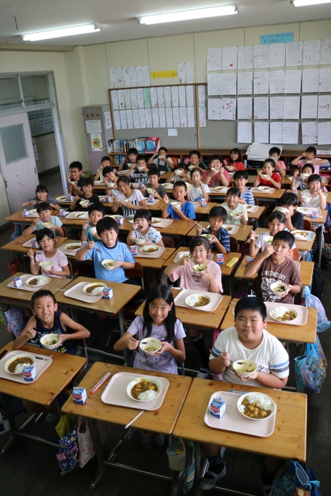 橋本市の学校給食の様子 子どもたちにも人気の給食が体験コースで試食できます。