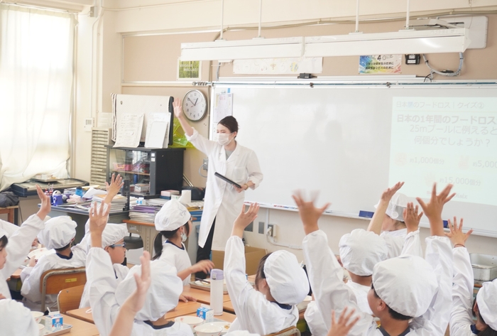 大阪府内の小学校で実施した、 共同食育プロジェクト「ふれあい給食」の様子