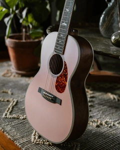 PRS ギターズが限定製造ロータス・ピンク色 SE Parlor Acousticを発表