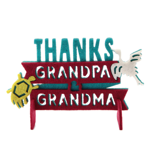 「フェルト Thanks Grandpa & Grandma」価格：190円／祖父母への感謝のメッセージ「THANKS GRANDPA & GRANDMA」が入った置き型のフェルト飾り。贈り物と一緒に送れば、より一層気持ちが伝わるアイテムです。