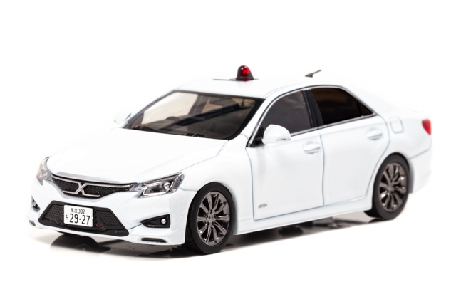 1/43 トヨタ マーク X 350S +M SUPER CHARGER (GRX133) 2016 警視庁高速道路交通警察隊車両 (覆面 白):左前